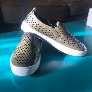 NWOT Qupid Reba slide on sneaker in Khaki Pu